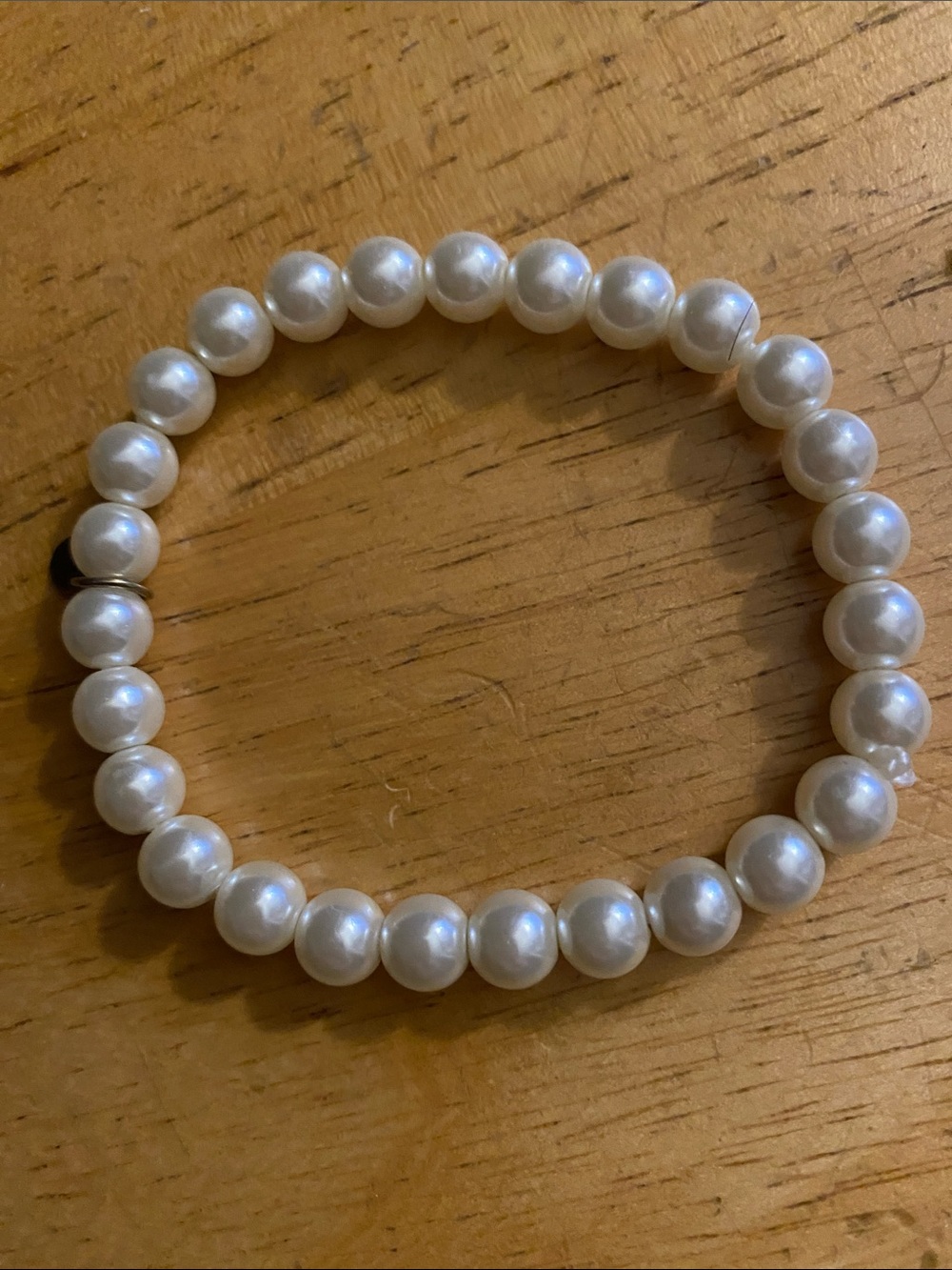 V! White faux pearl tone bracelet pre-owned condition